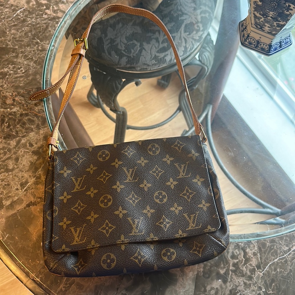 Authenticity Guaranteed LOUIS VUITTON Shoulder Bag